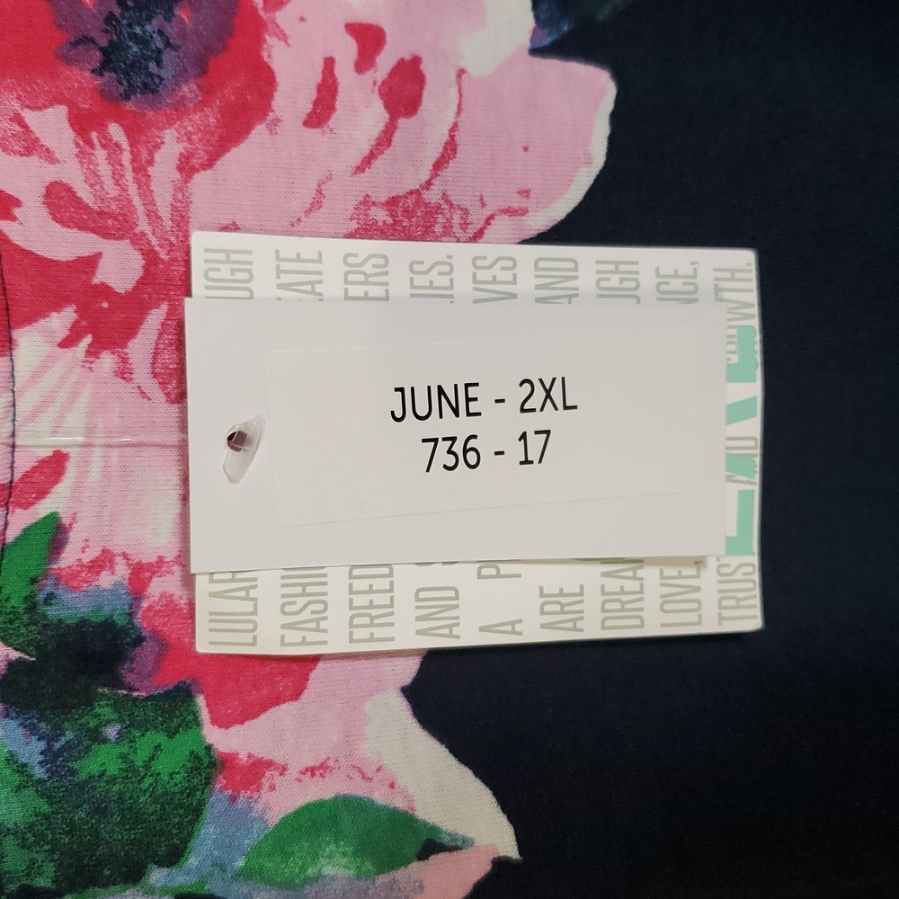 LulaRoe June Top In A Navy Blue And Pink Floral Print, Peplum Size 2X(20-22) - Picture 3 of 7
